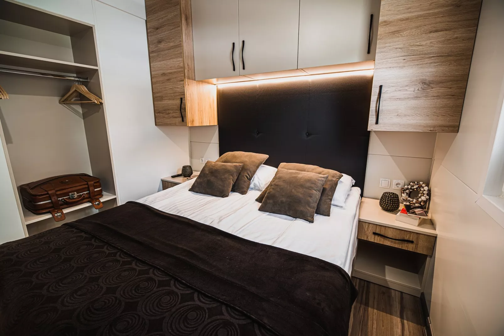 Lake Serenity Premium Mobile Homes with Thermal Riviera Tickets - Three Bedroom Mobile Home 15\/028 - Slaapkamer