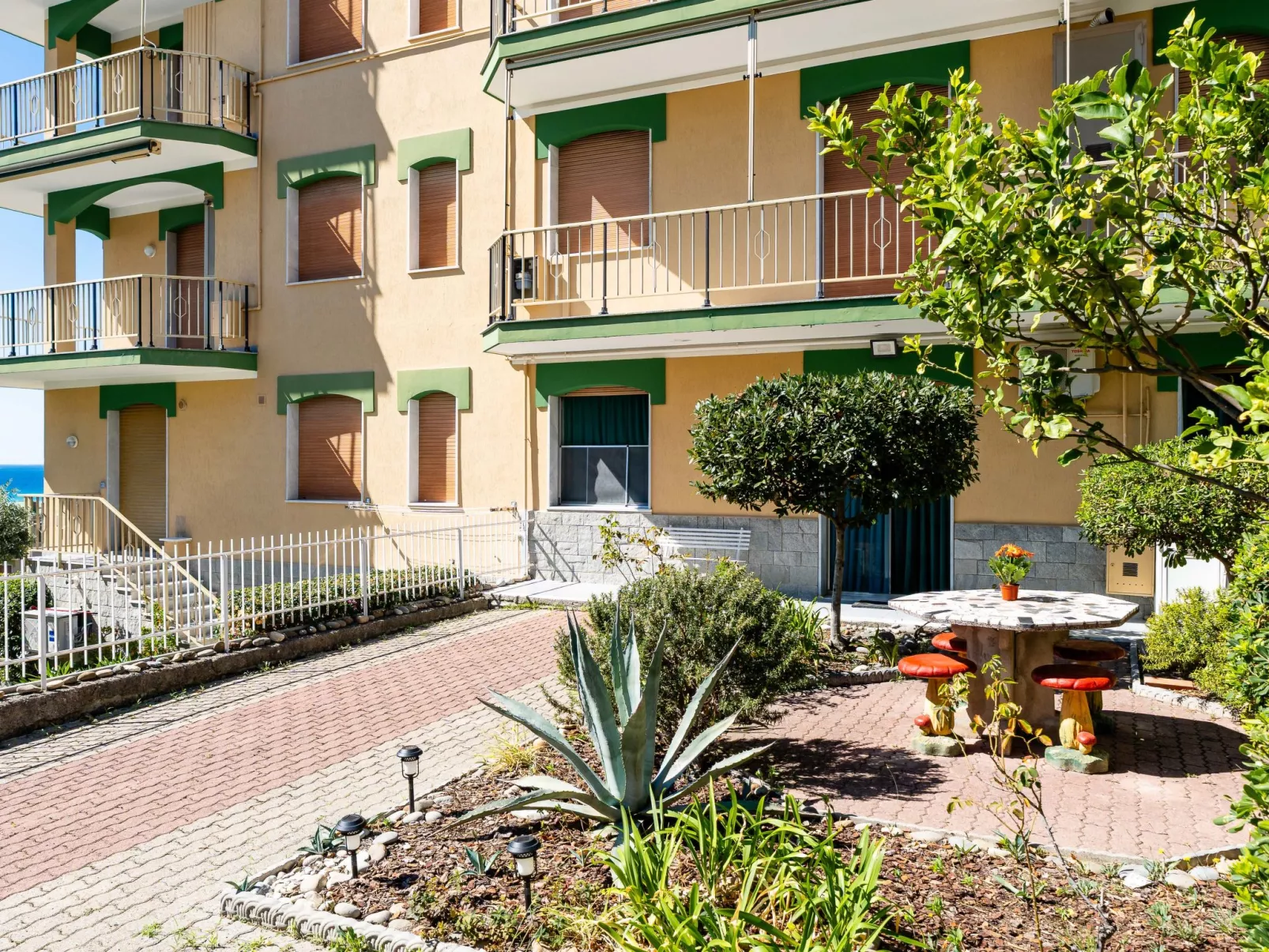 In the Garden-Buiten