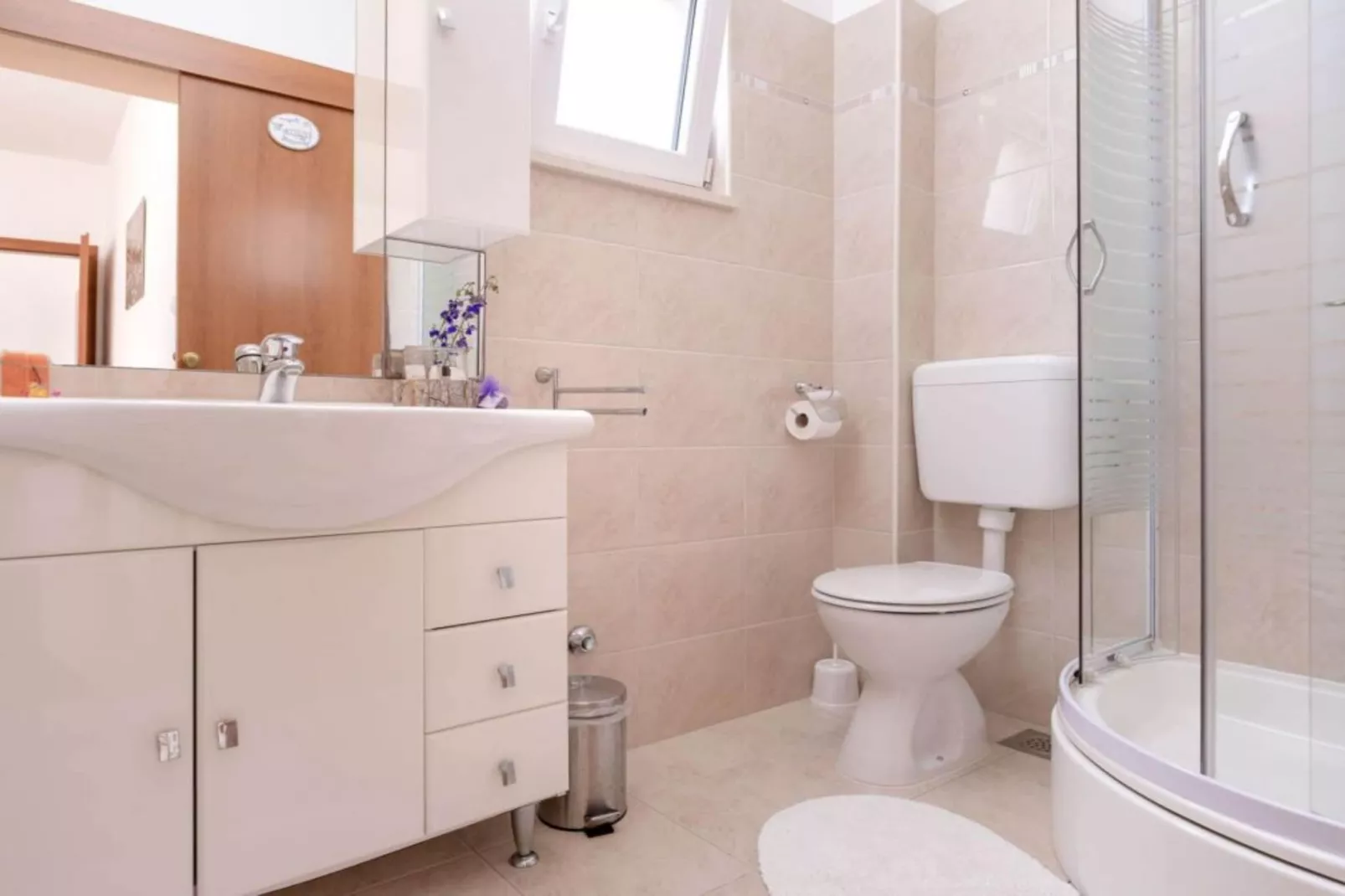 One Bedroom Luxury Apartment with Balcony and Sea View  1-Badkamer