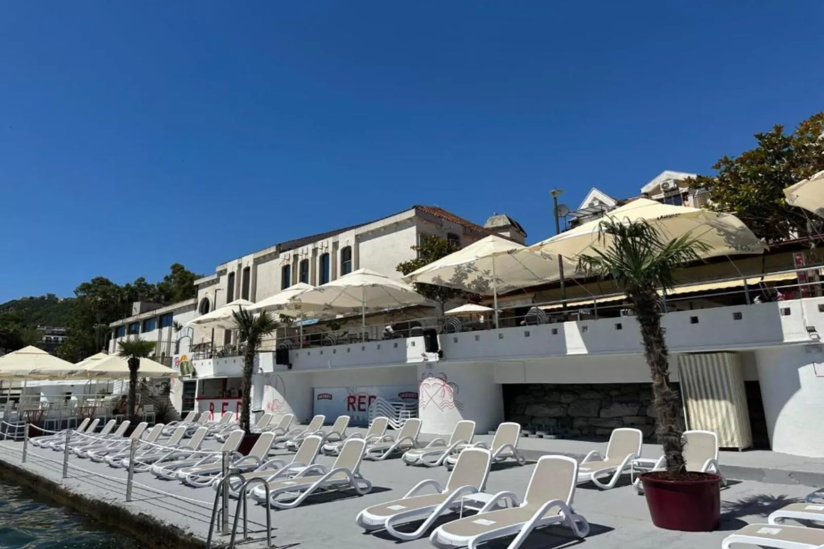 Stunning Beachfront Stay in Herceg Novi -  One Bedroom Apartment B-Buitenlucht