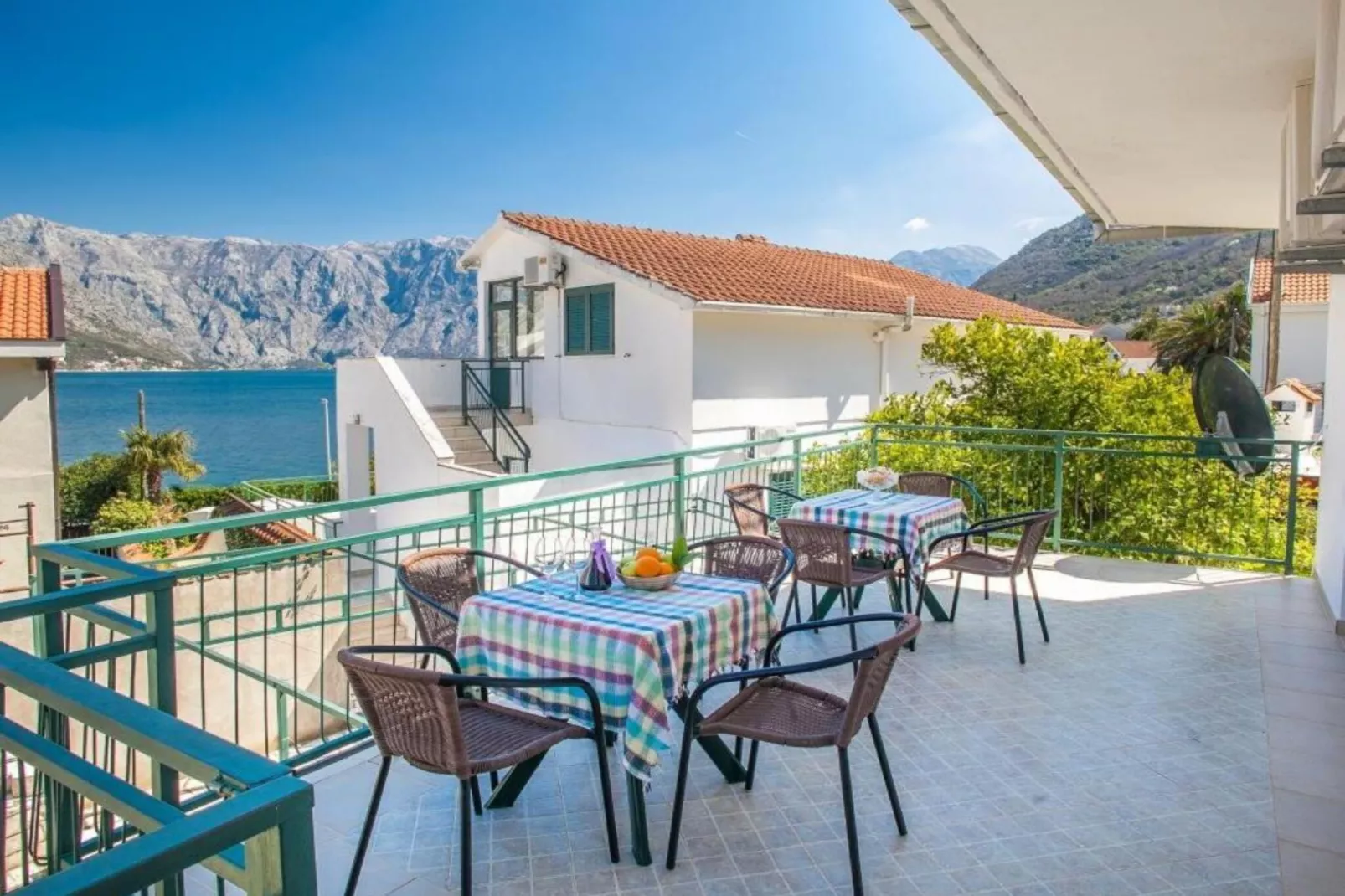 Charming Seaside Escape in Kotor - One Bedroom Apartment with Sea View 2-Buitenlucht