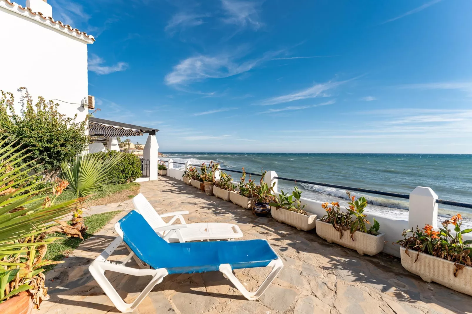 CT 400 - Faro's Beachfront House in Calahonda-Terrasbalkon