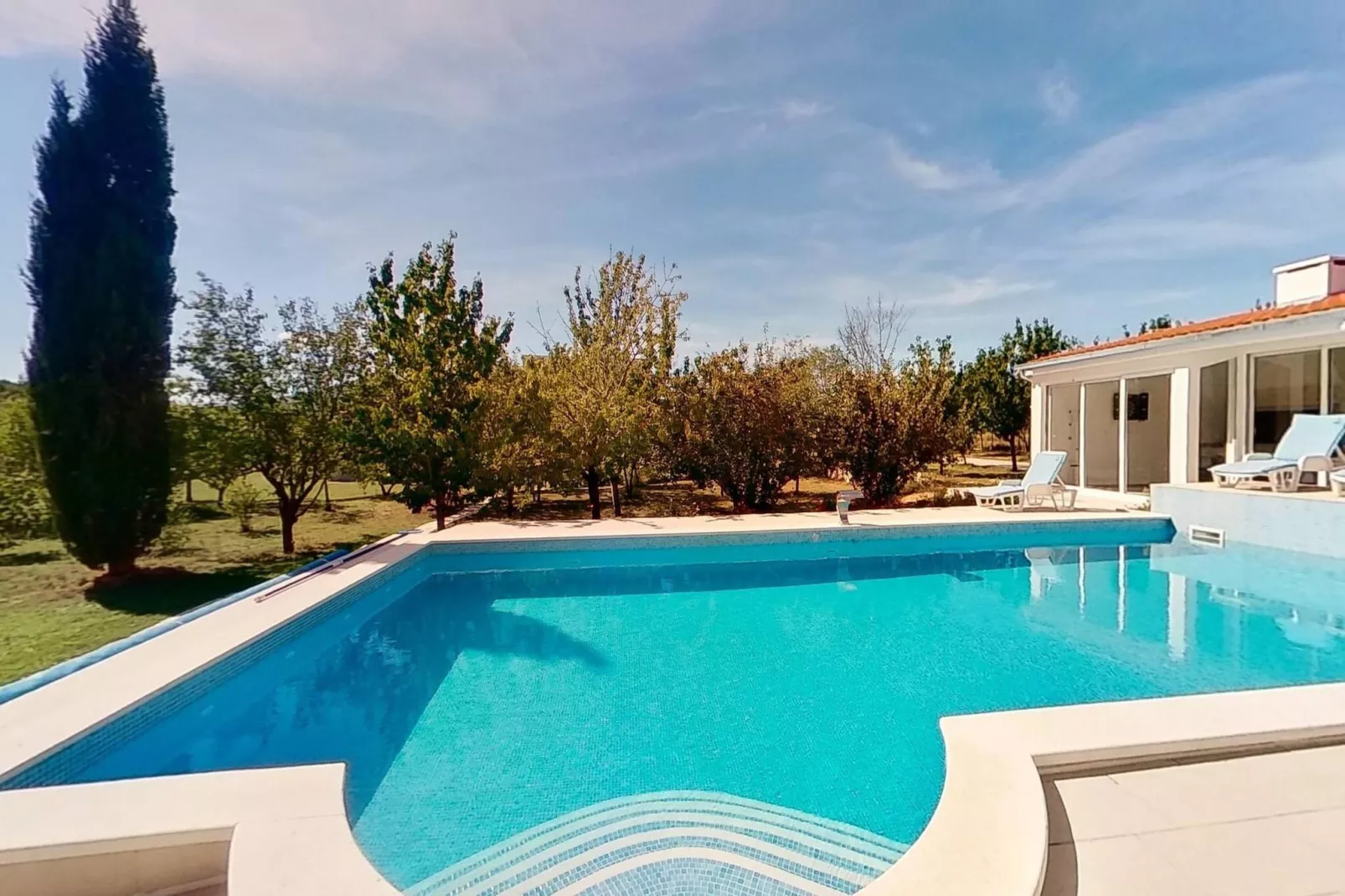 Sport & Spa Villa Neoric-Zwembad