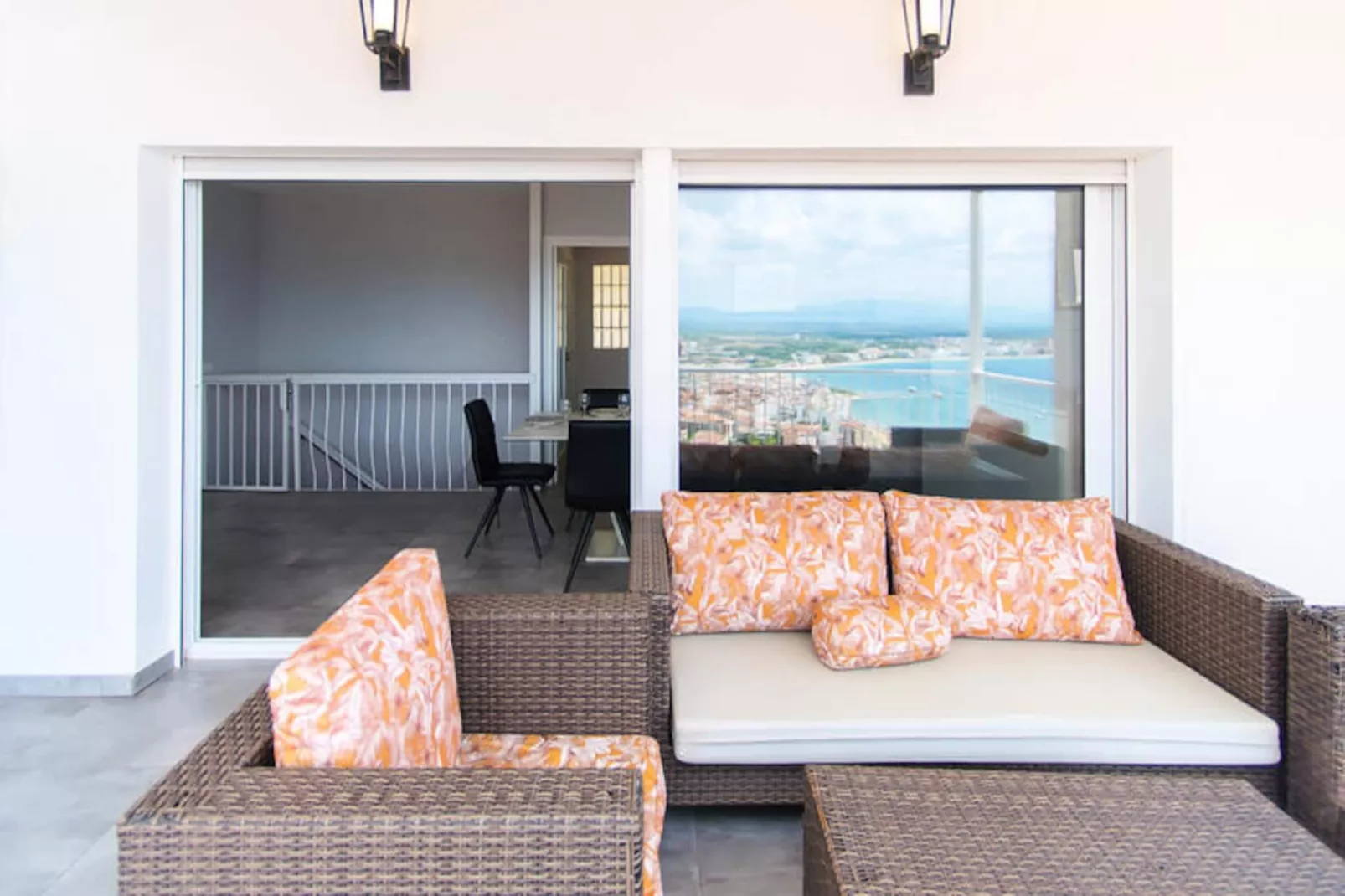 Maison à Roses-Niet-getagd