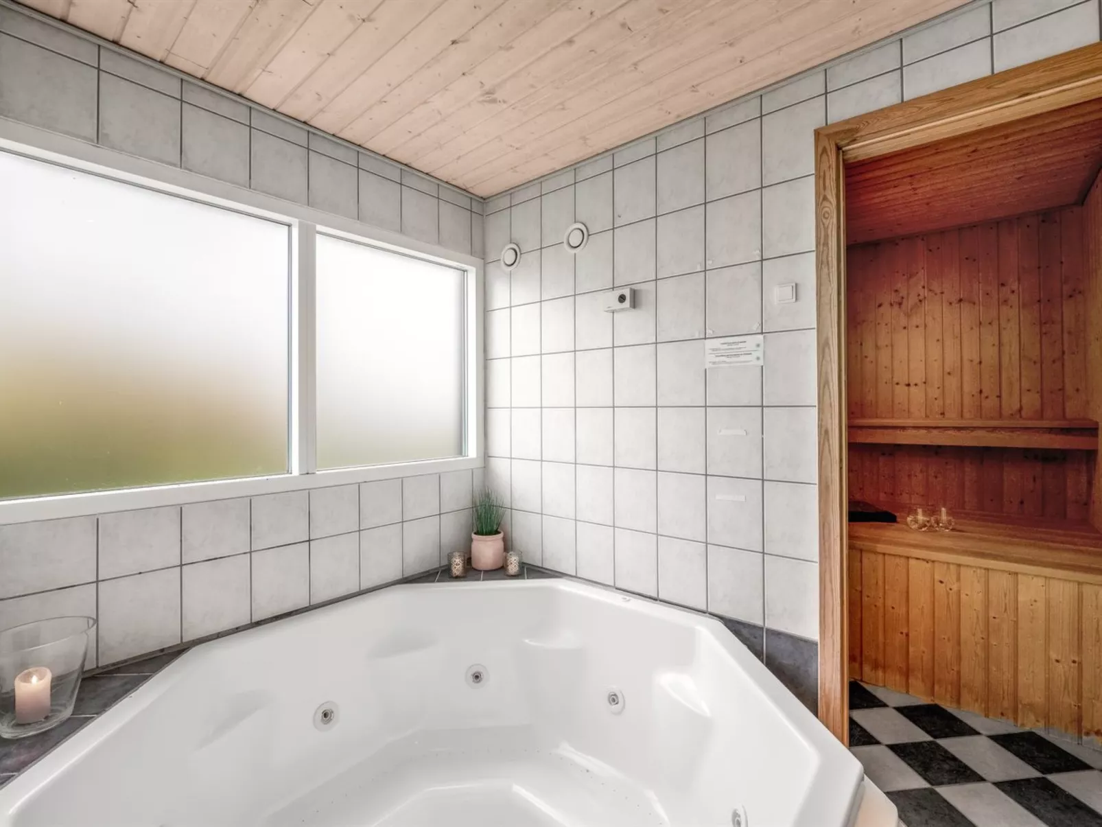 "Temjana" -  from the sea-Binnen