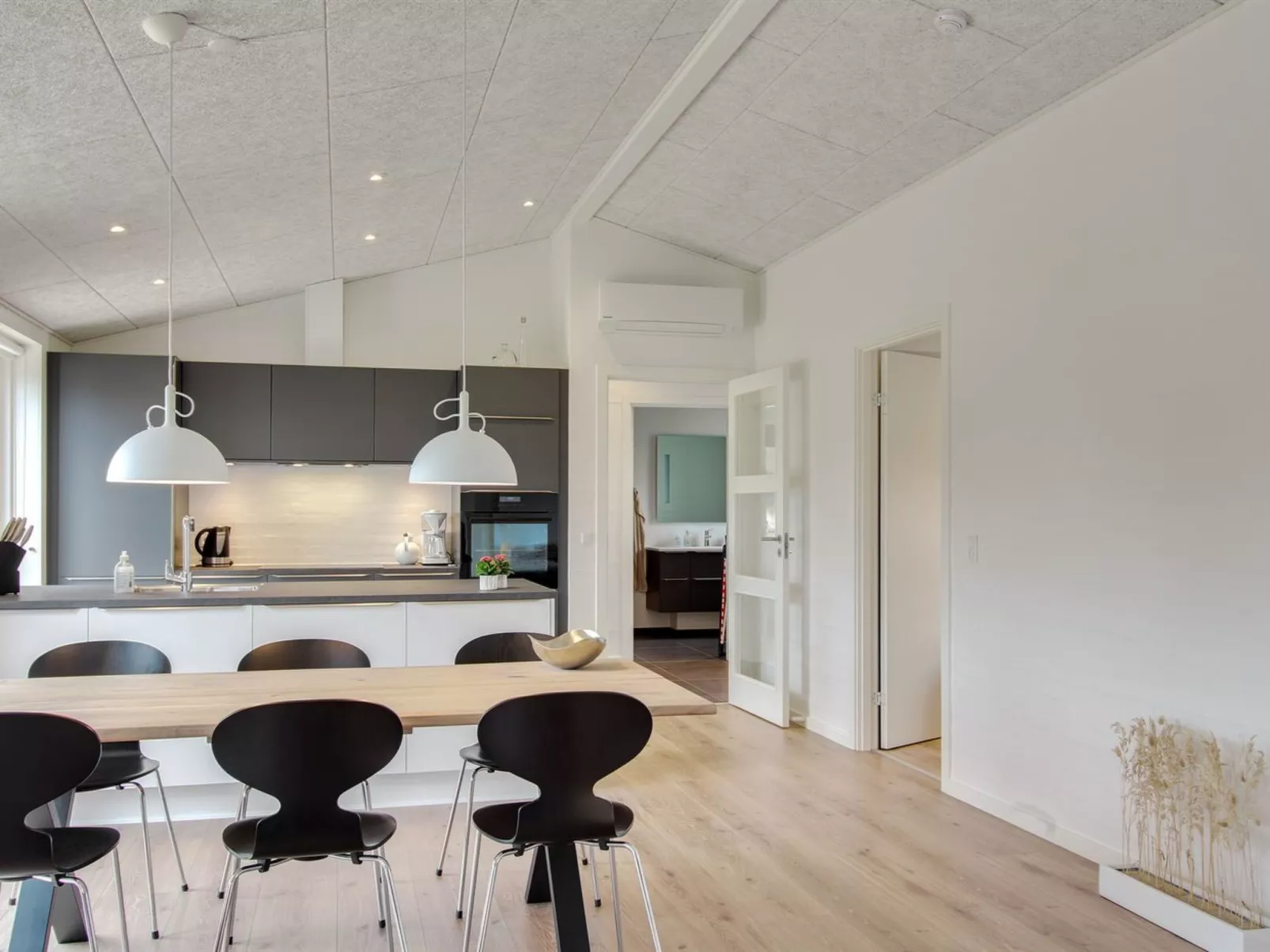 "Jirina" - 750m from the sea-Binnen