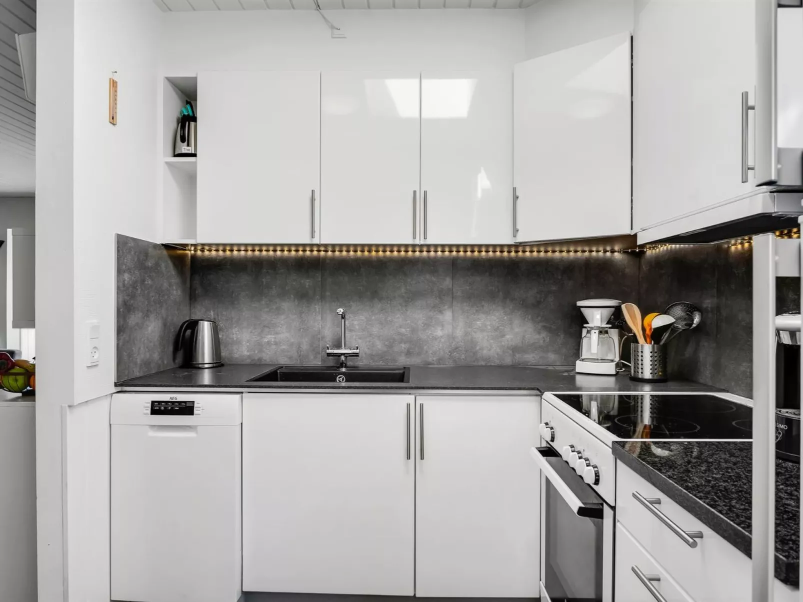 "Clemence" - 900m from the sea-Binnen