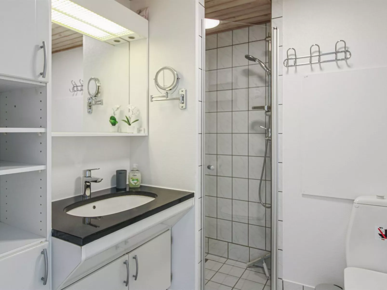 "Iliane" - 100m from the sea-Binnen