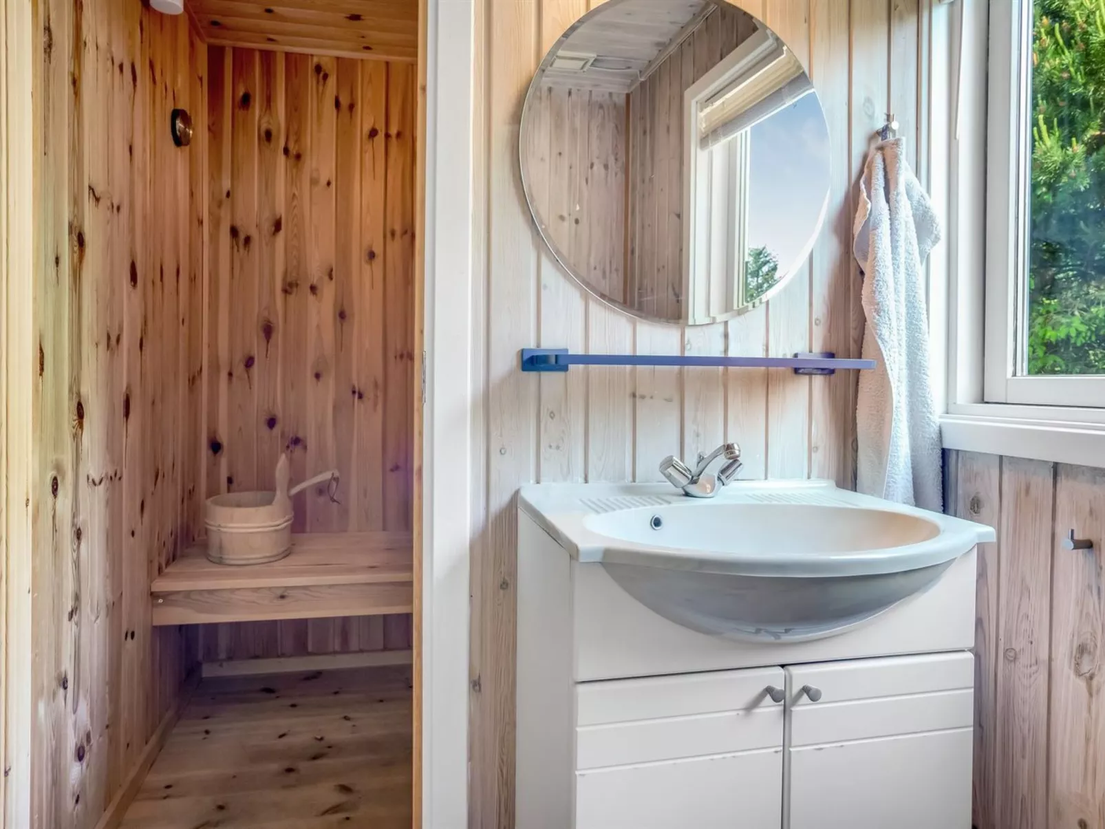 "Myrna" - 300m from the sea-Binnen