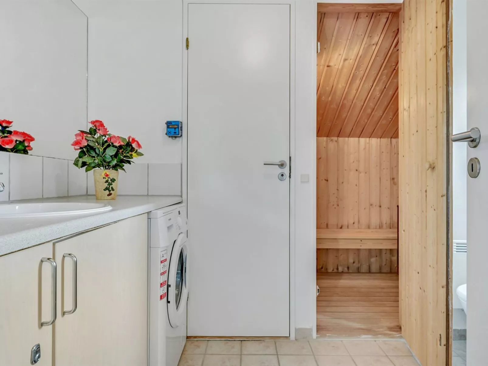 "Emly" - 1.1km from the sea-Binnen