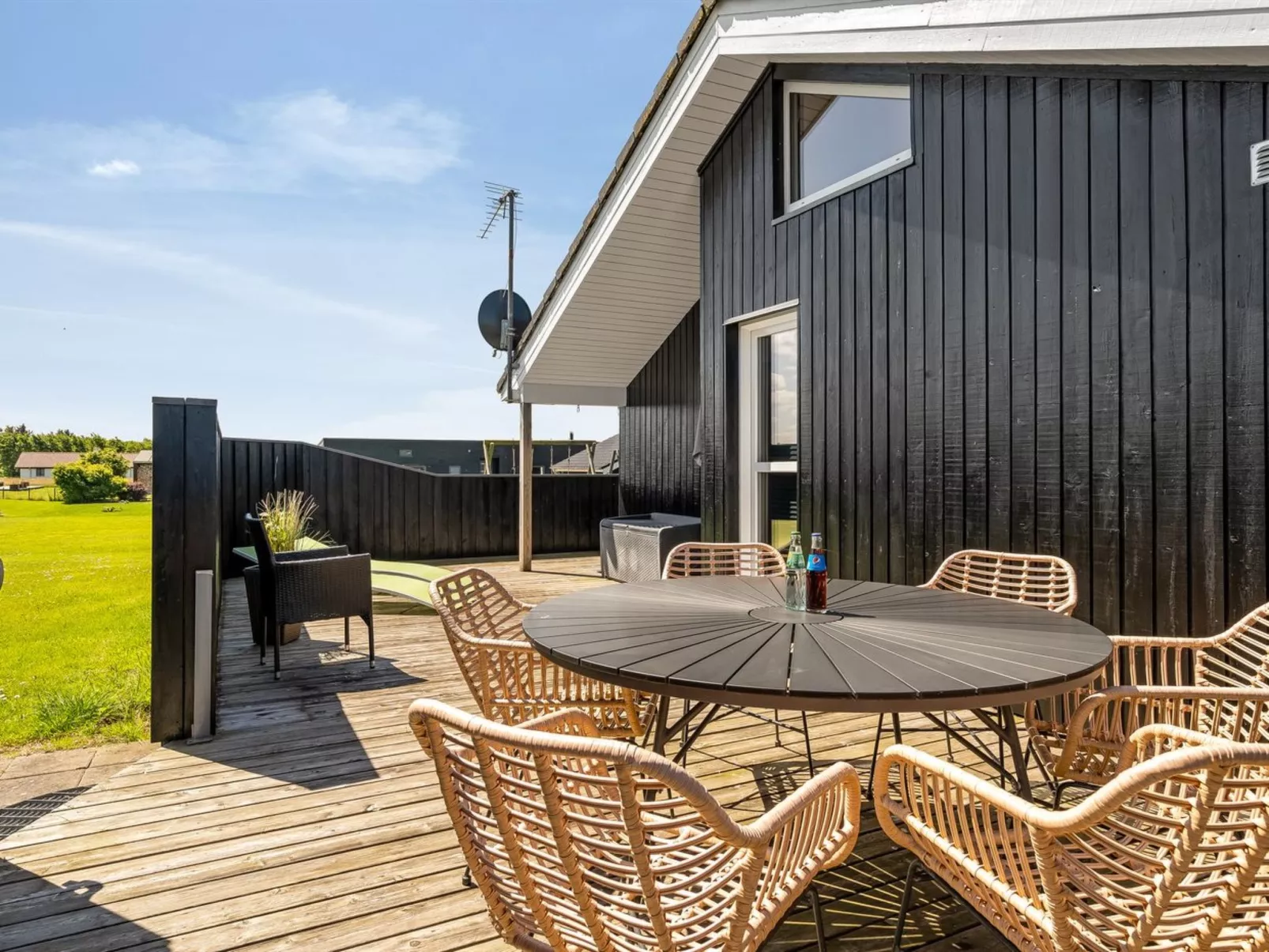 "Samuil" - 300m to the fjord-Buiten