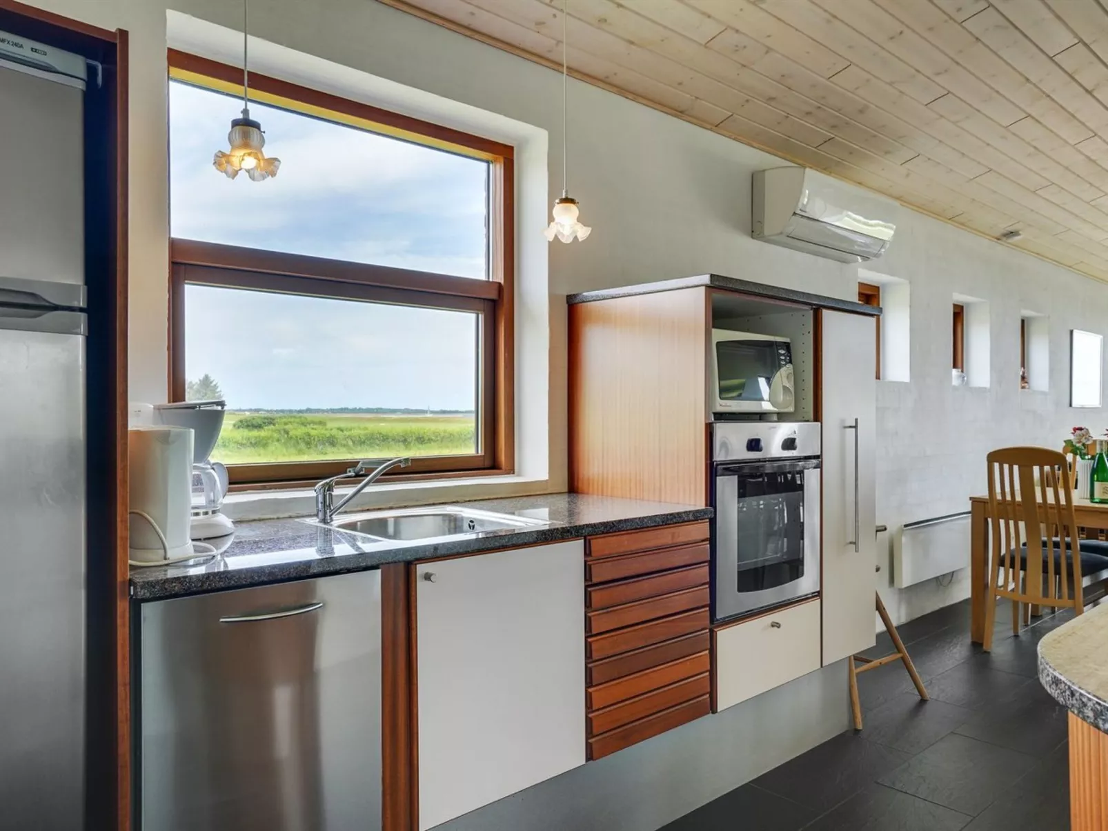 "Roope" - 50m from the sea-Binnen