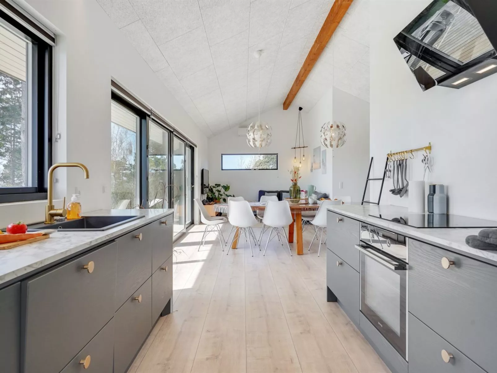 "Haley" - 150m from the sea-Binnen