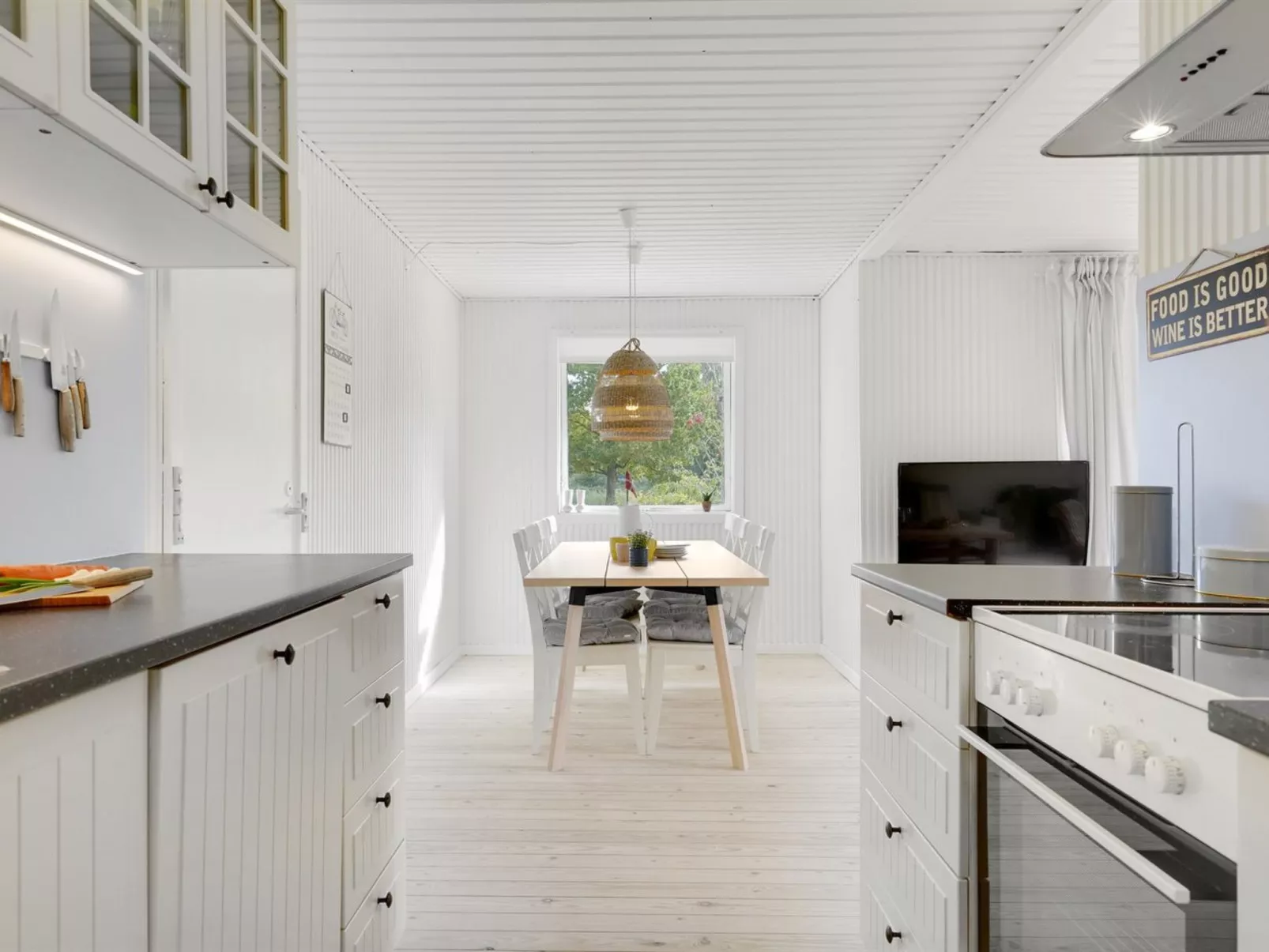 "Aksa" - 400m from the sea-Binnen