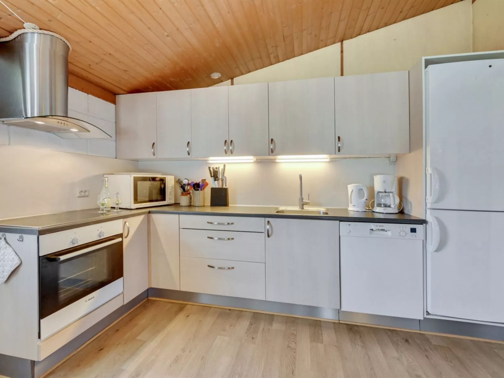 "Agna" - 700m to the fjord-Binnen