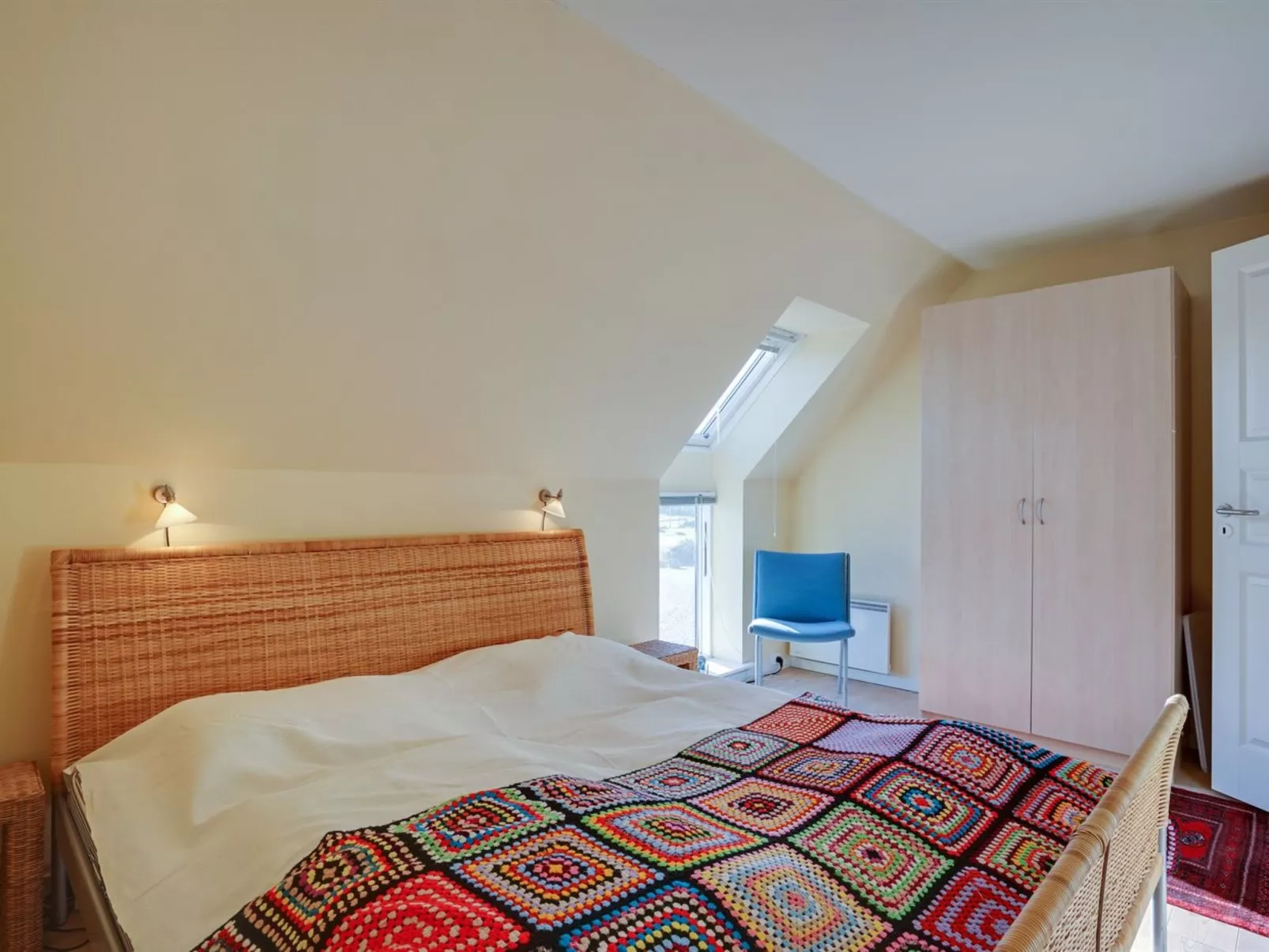 "Line" - 10m from the sea-Binnen