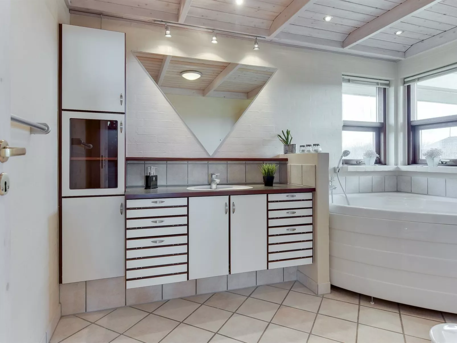 "Fam" - 300m from the sea-Binnen