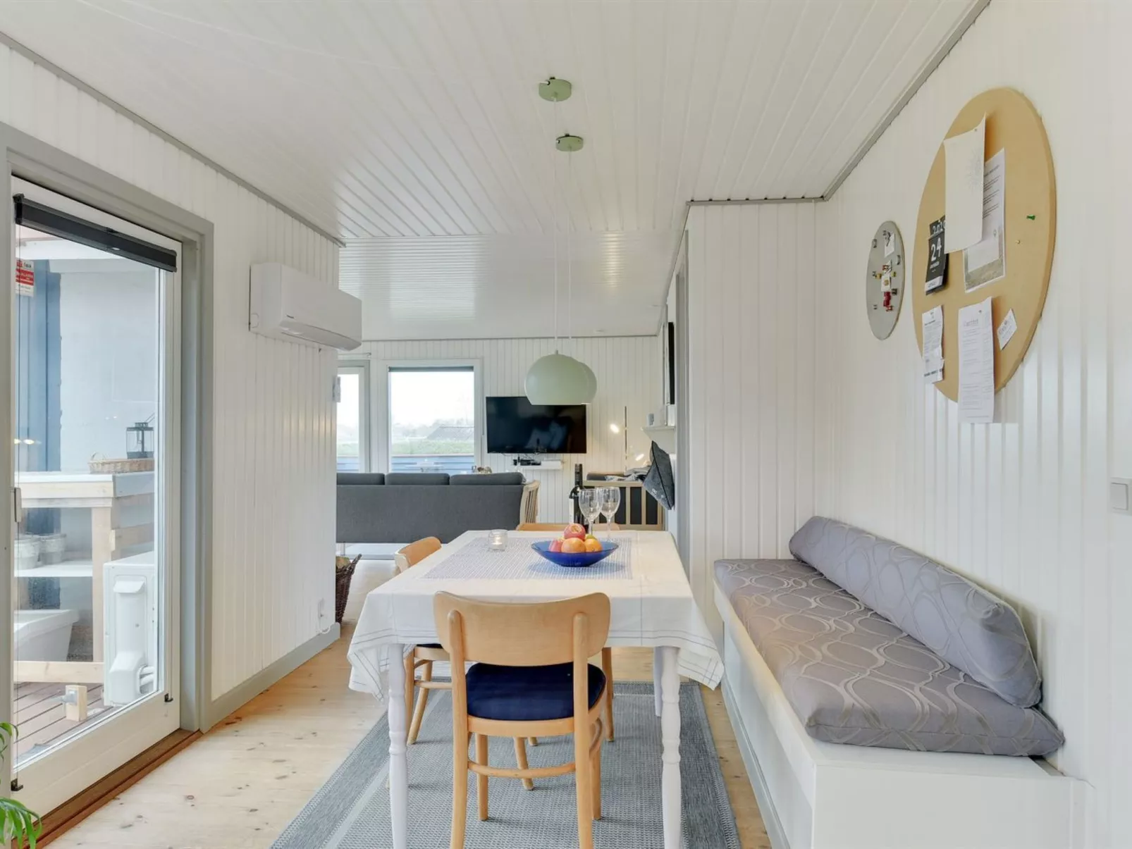 "Roar" - 500m from the sea-Binnen