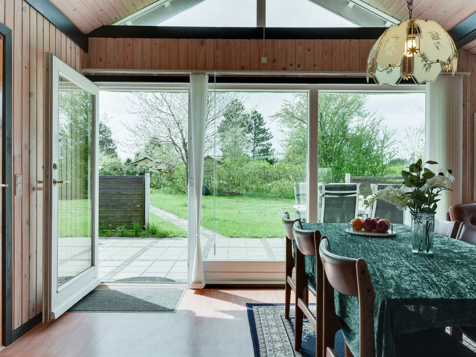 "Henna" - 550m to the fjord-Binnen