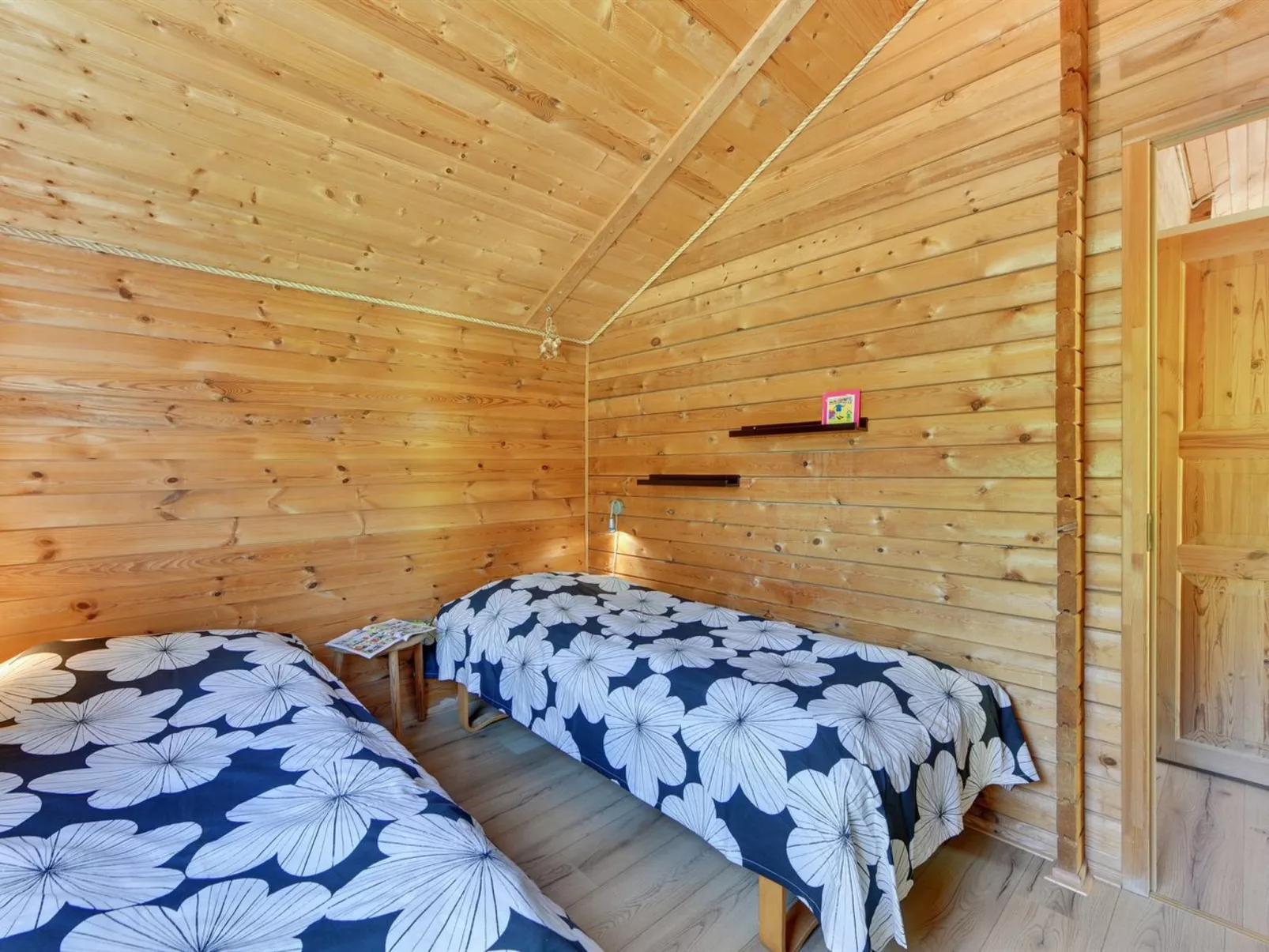 "Jorina" - 700m to the fjord-Binnen