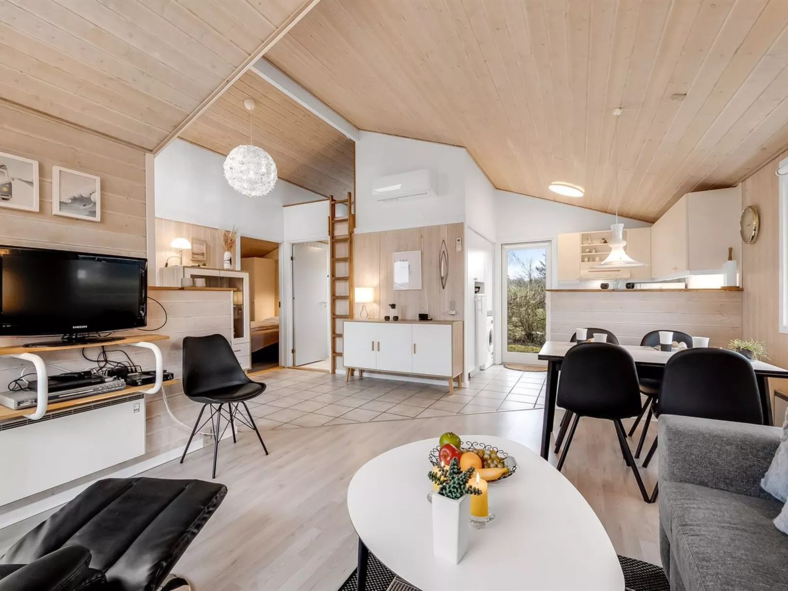 "Marten" - 1.2km to the fjord-Binnen