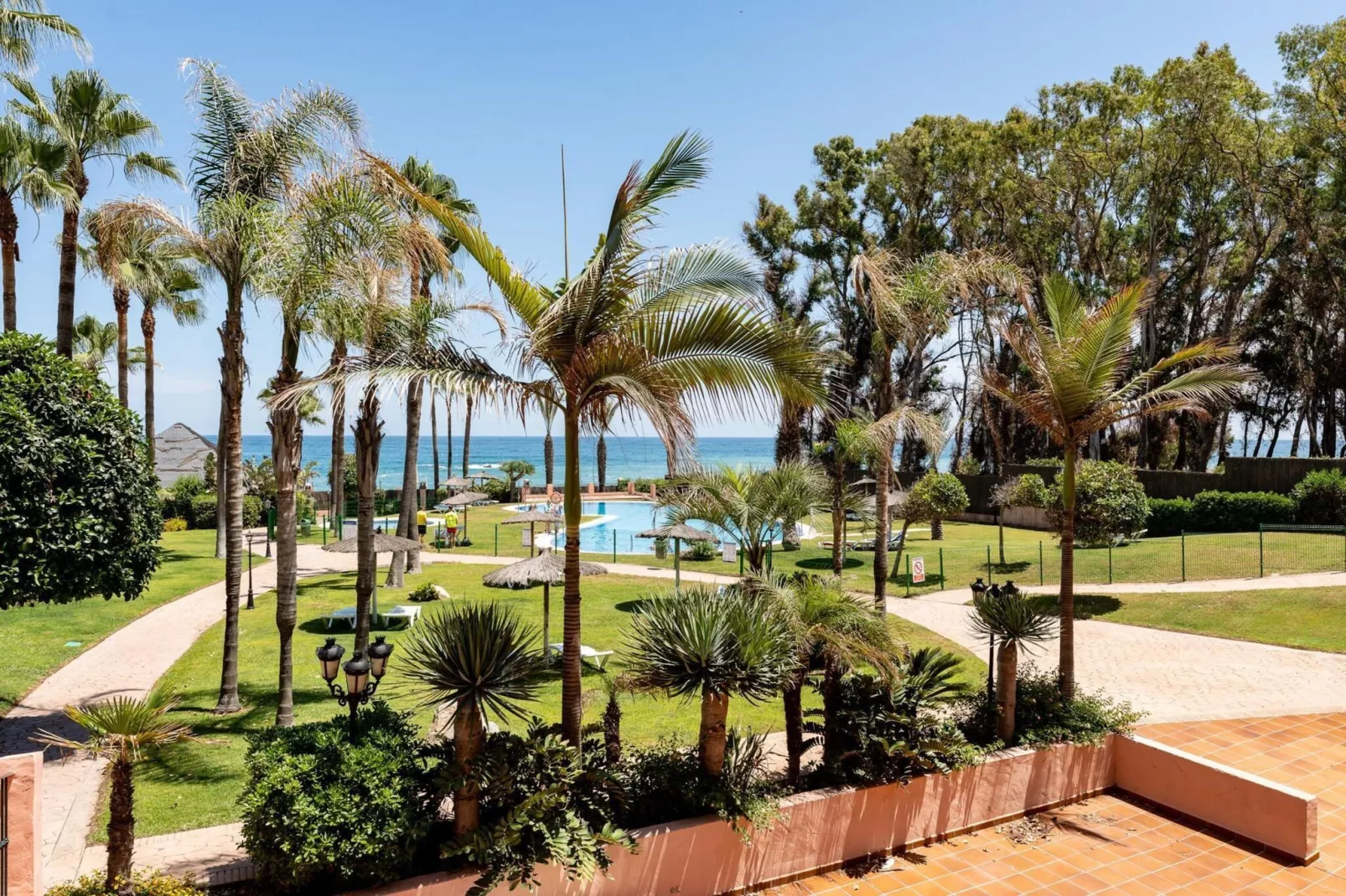 CT 240 - Beachfront Apartment -Don Juan Manilva-Tuinen zomer