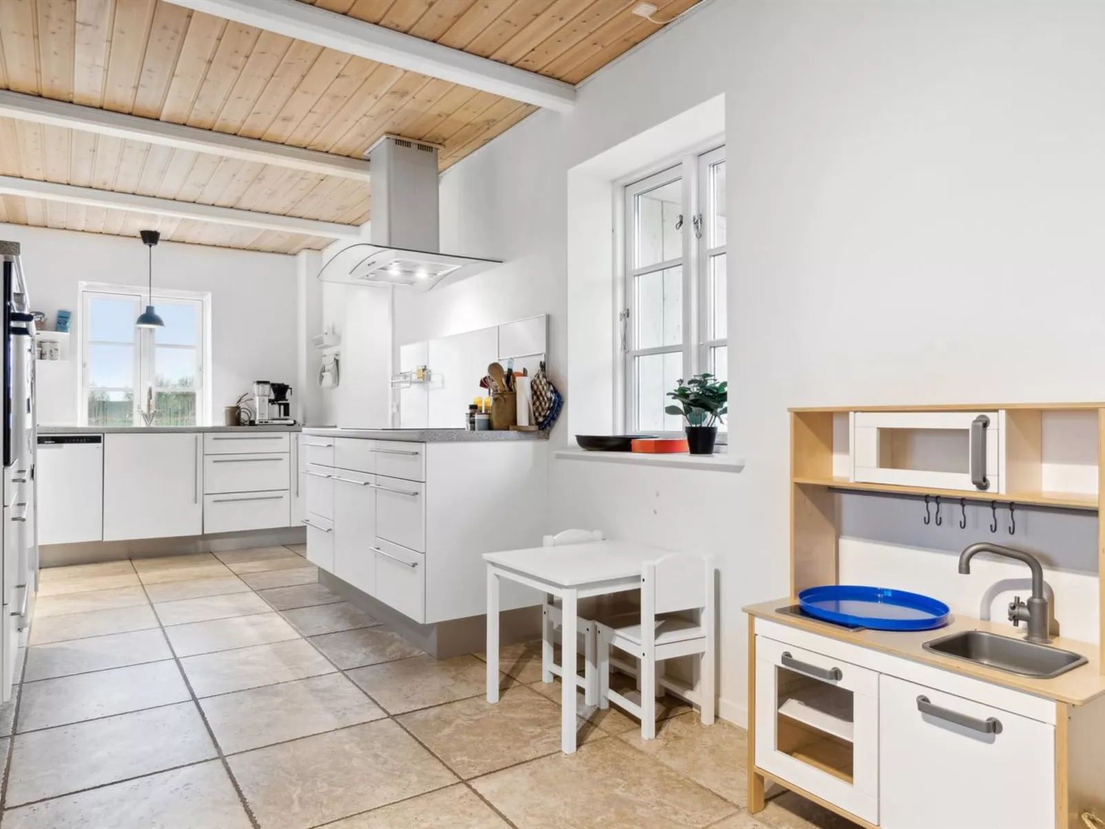 "Adrienne" - 6.4km from the sea-Binnen