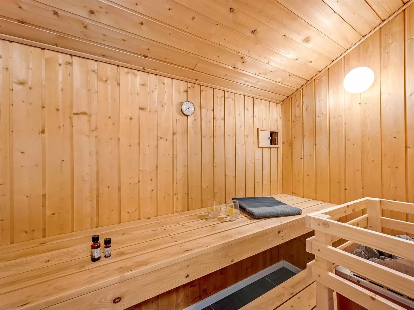 "Tilda" - 900m from the sea-Binnen