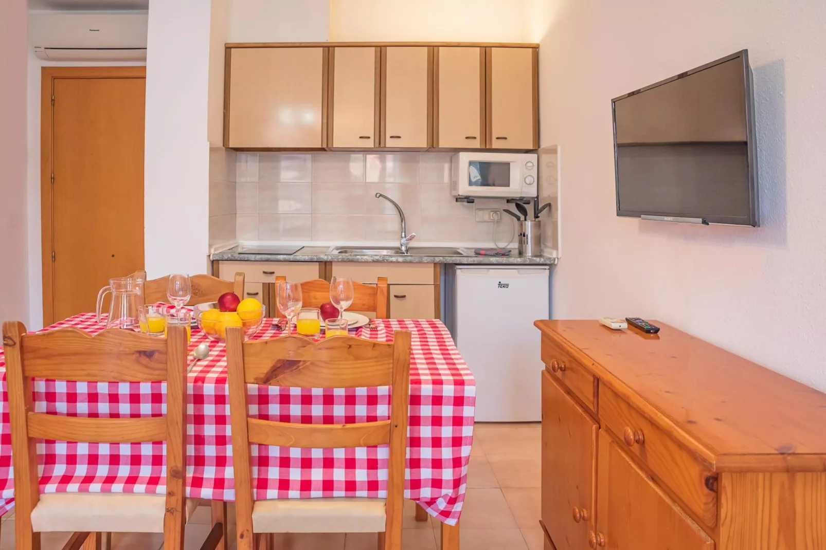 APARTAMENTOS COMTE D'EMPURIES B24-Eetkamer