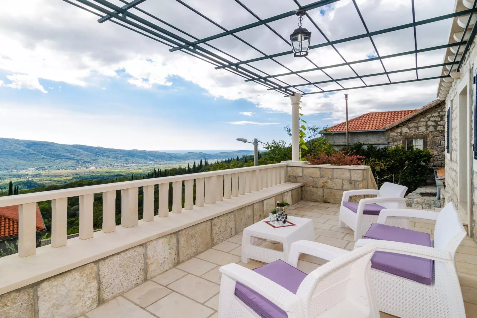 Villa Falcon Rook - Four-Bedroom Villa with Terrace and Swimming Pool-Terrasbalkon