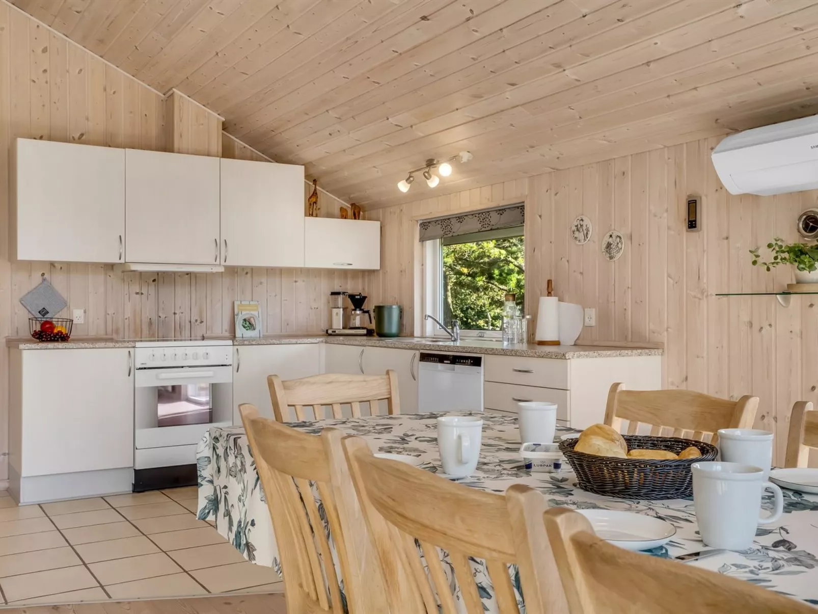 "Skrollan" - 200m to the fjord-Binnen