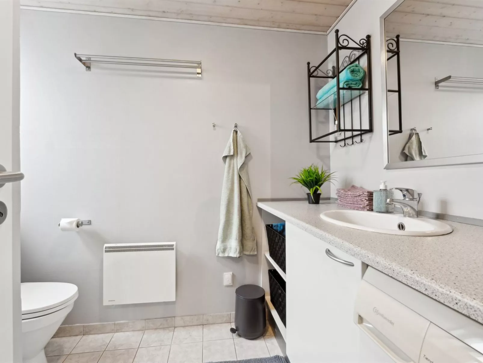 "Tomine" -  from the sea-Binnen