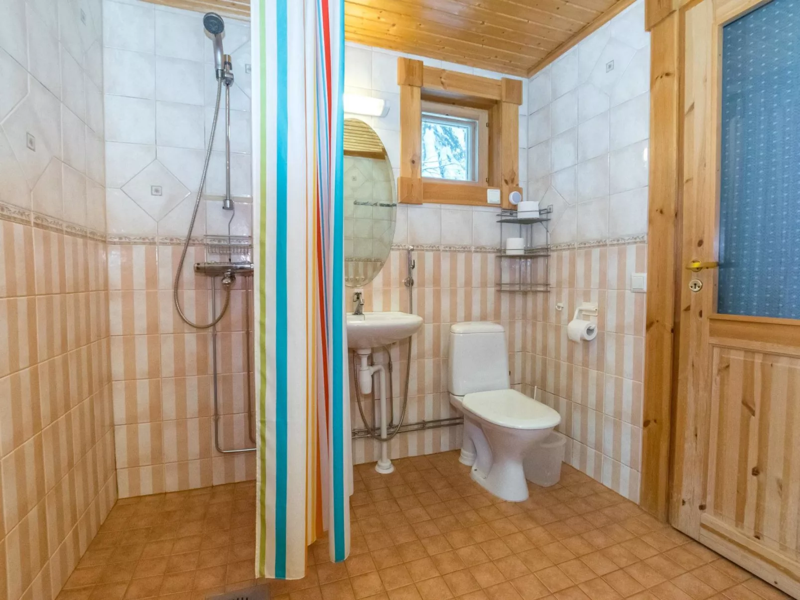 Aurinkoinen hirsimökki-Binnen