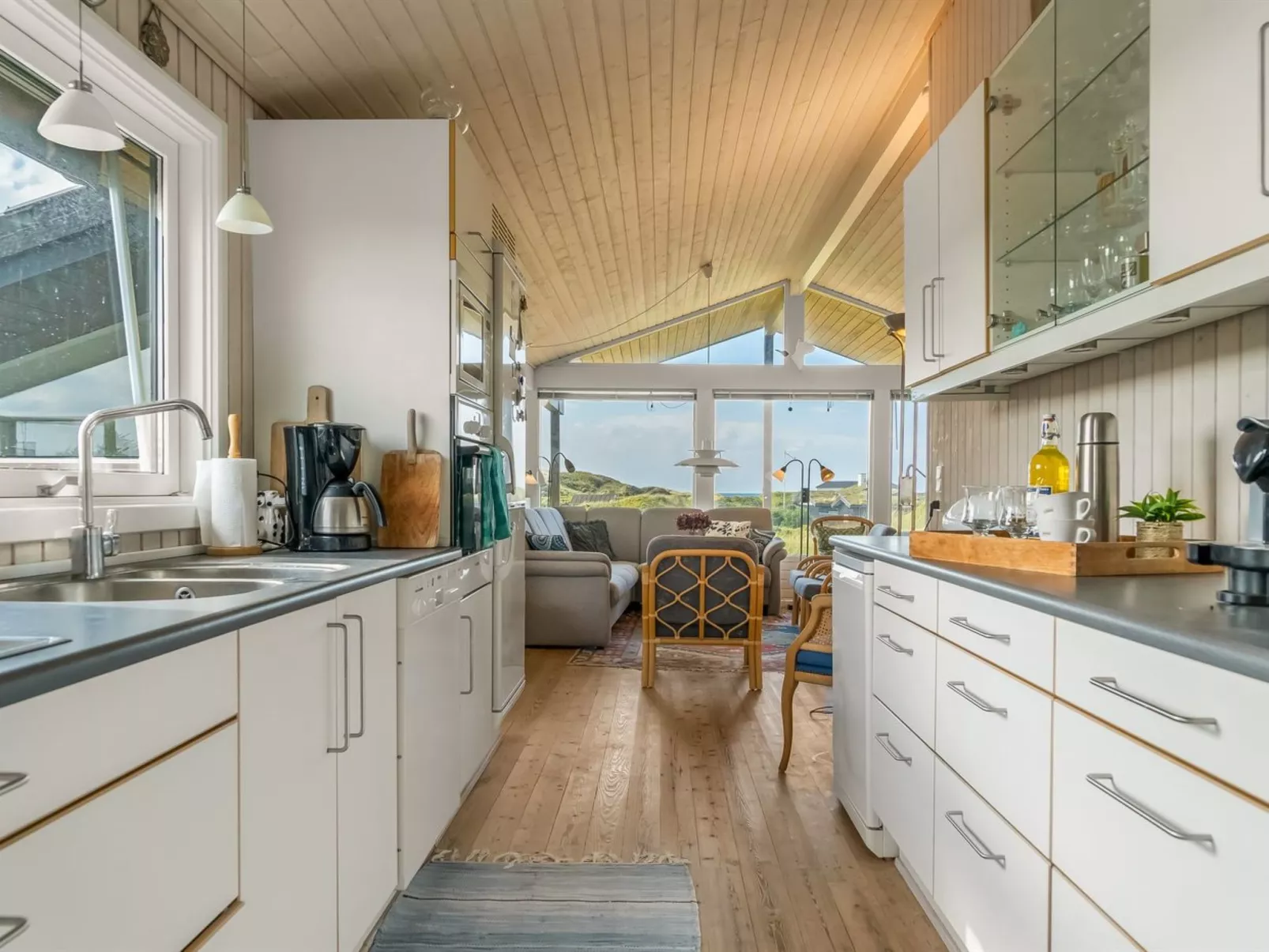 "Myrna" - 250m from the sea-Binnen