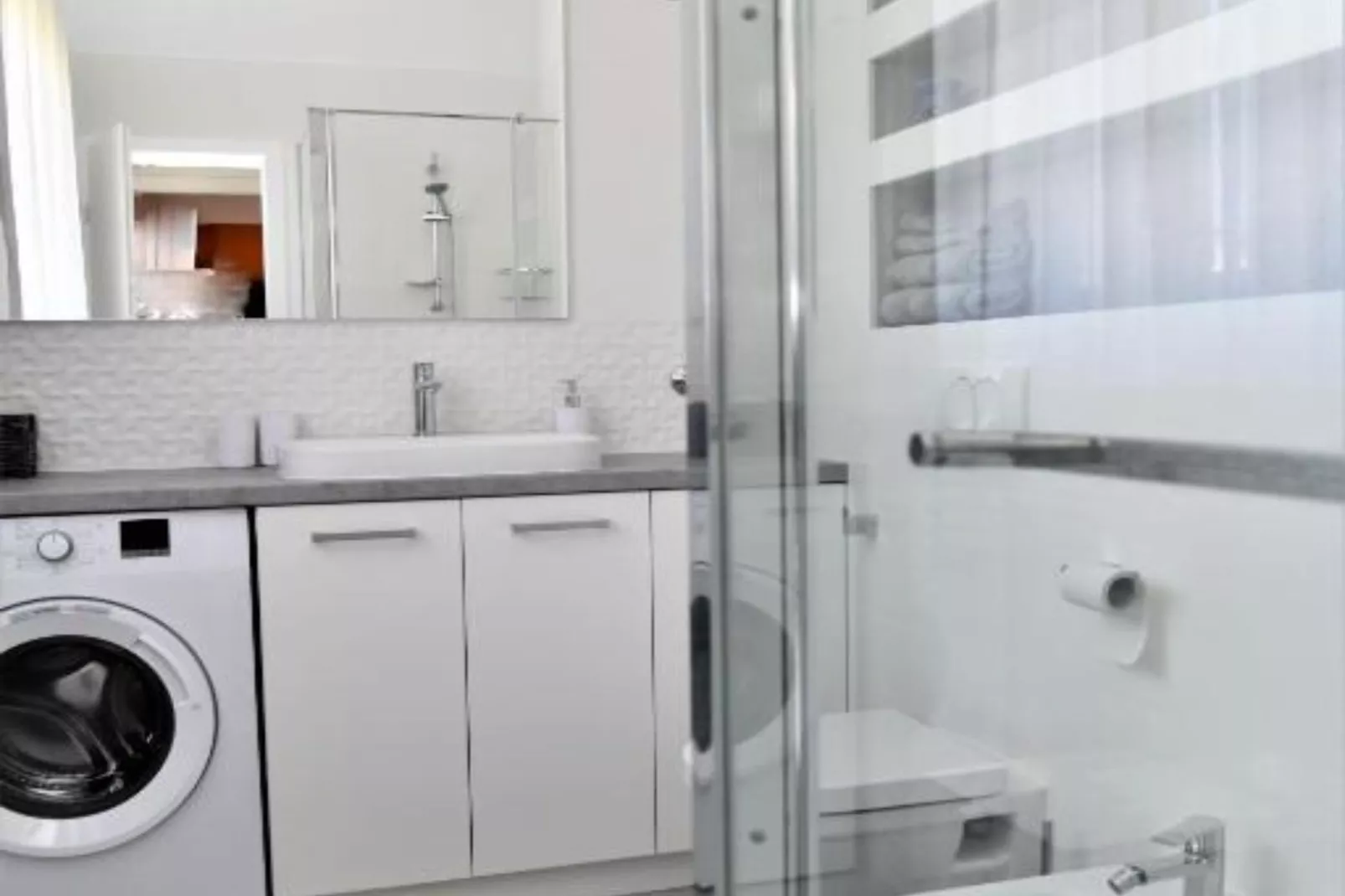 Two Bedroom Apartment with Balcony &  Garden View-Badkamer