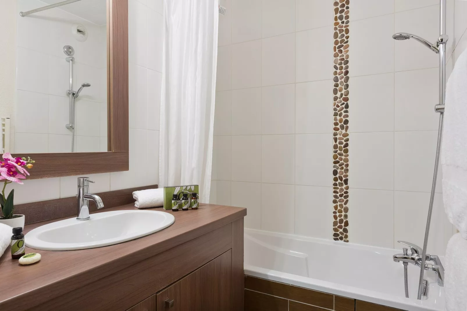 1-Bedroom Apartment park/pool view - LA RESERVE-Badkamer