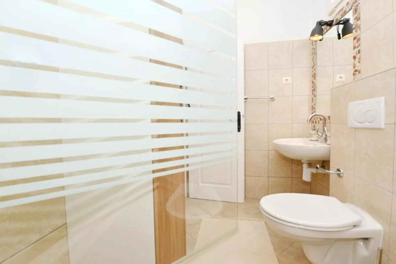 Two-Bedroom Apartment (Maslina)-Badkamer