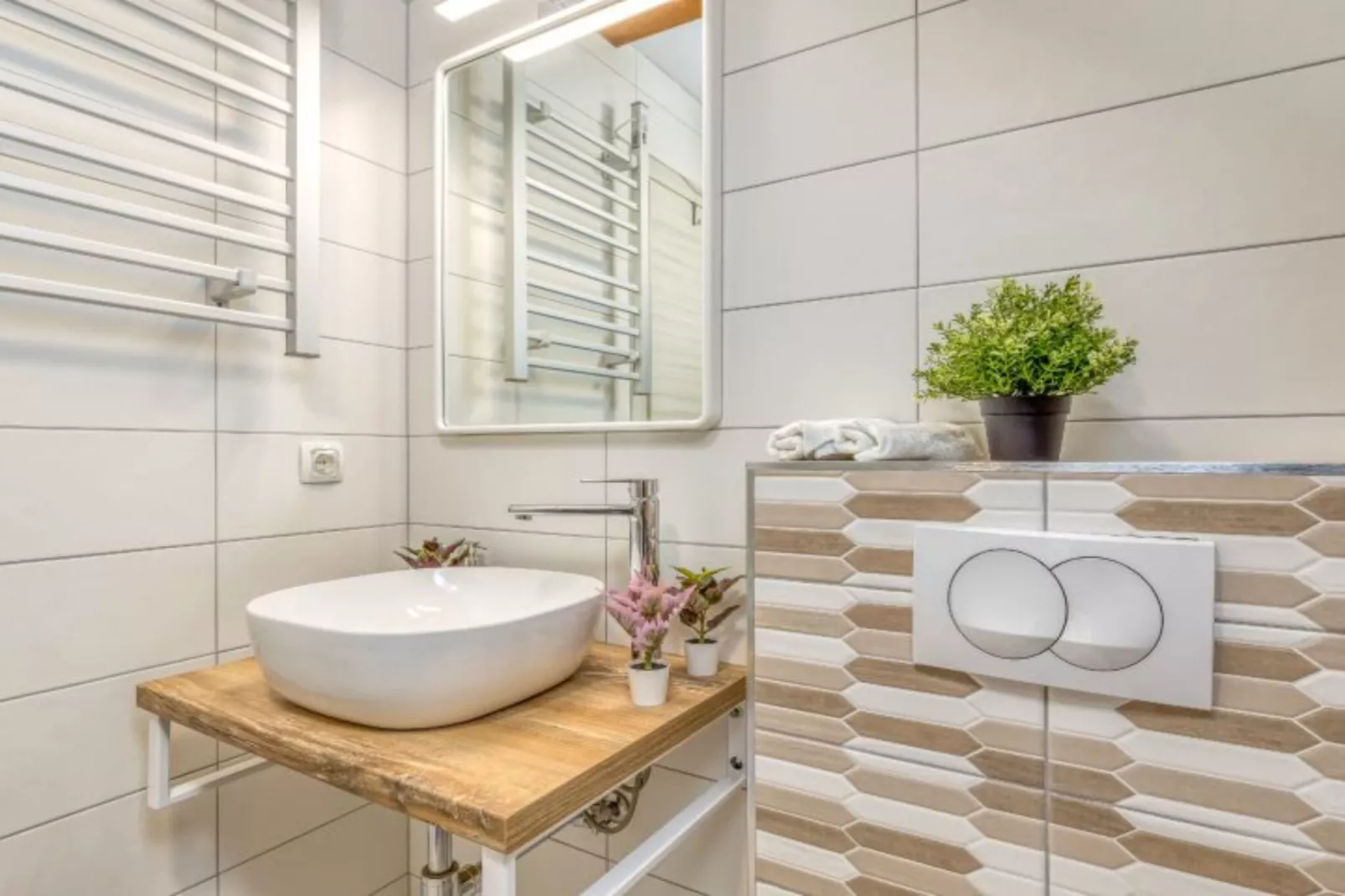 Four Bedroom Holiday House Mali Raj with Pool-Badkamer