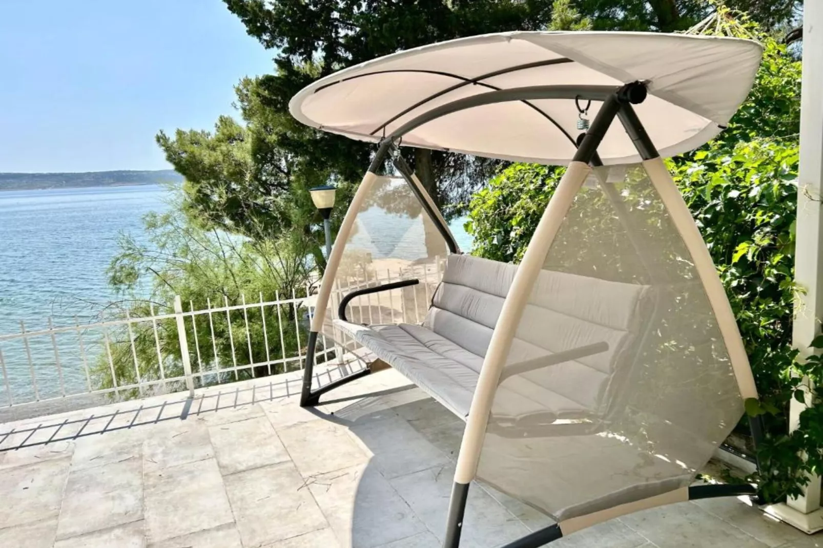 Beach House - 2m from beach - Three Bedroom House-Terrasbalkon