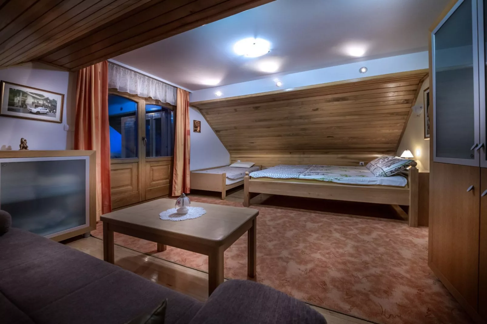 Vivid Hillside Country House with Hot-Tub and Sauna - Two Bedroom Country House-Slaapkamer