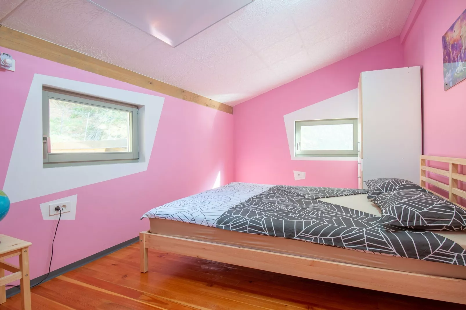 Family-Friendly Serene Retreat Holiday Home - Four Bedroom Holiday Home  with Terrace-Slaapkamer