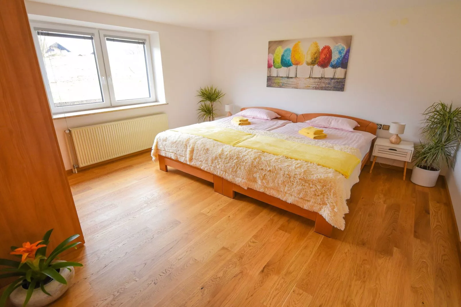 Cozy Luxe Holiday Home with Natural Thermal Bath - Seven Bedroom Holiday Home-Slaapkamer