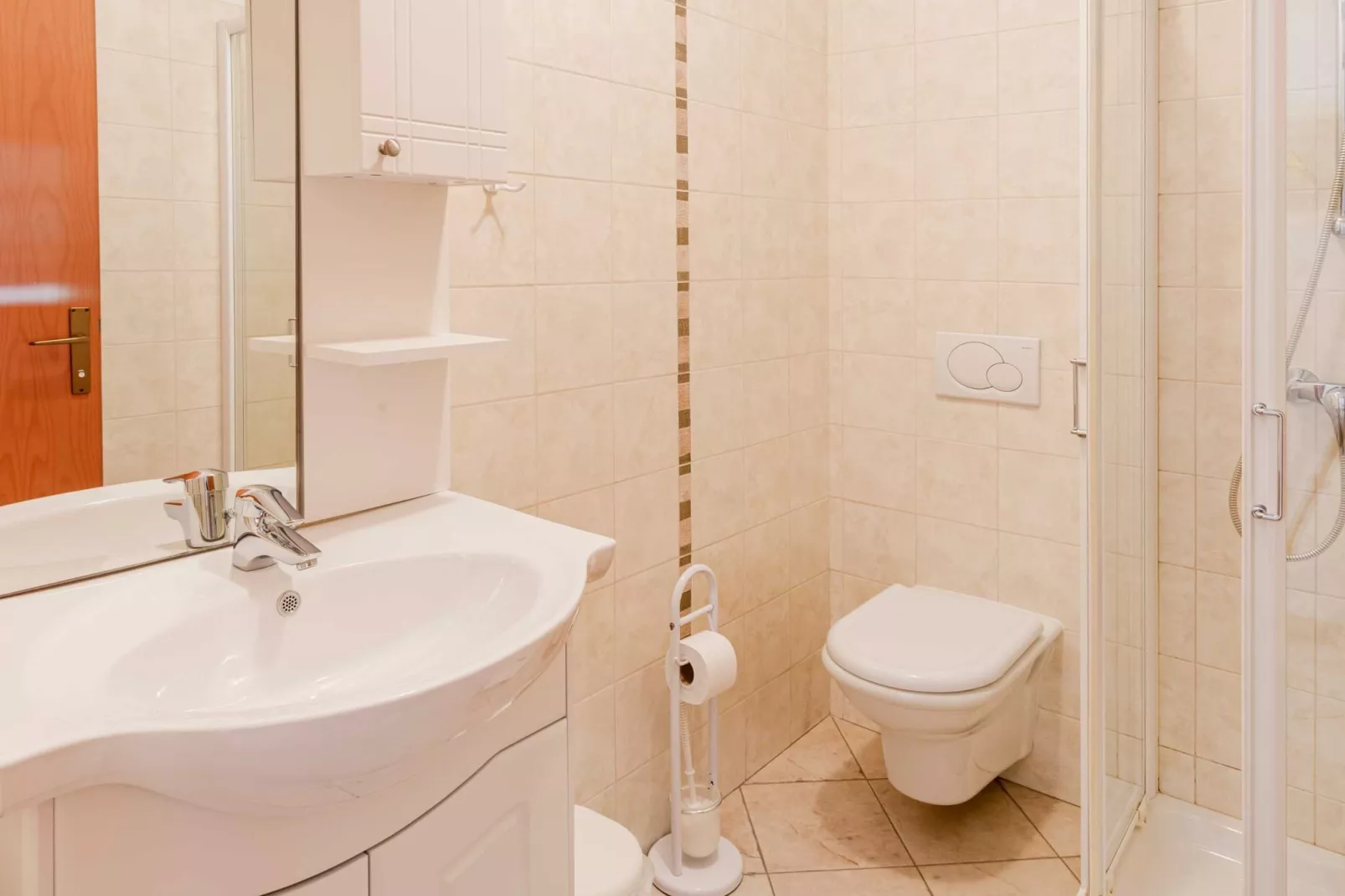 Log pod Mangartom Amazing Apartment with Balcony - One Bedroom Apartment with Balcony-Badkamer