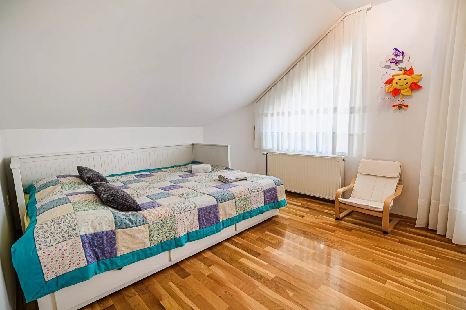 Stunning Rural Holiday Home with Garden and BBQ -  Four Bedroom Holiday Home-Slaapkamer