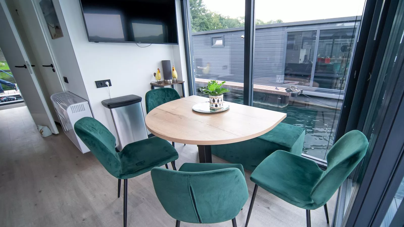 Floating in Limburg - hottub-Eetkamer