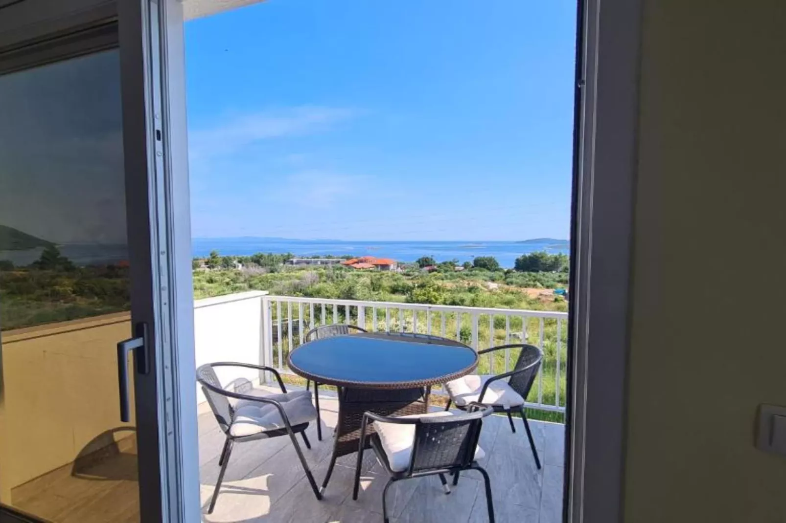 Apartment with Two Bathrooms-Terrasbalkon