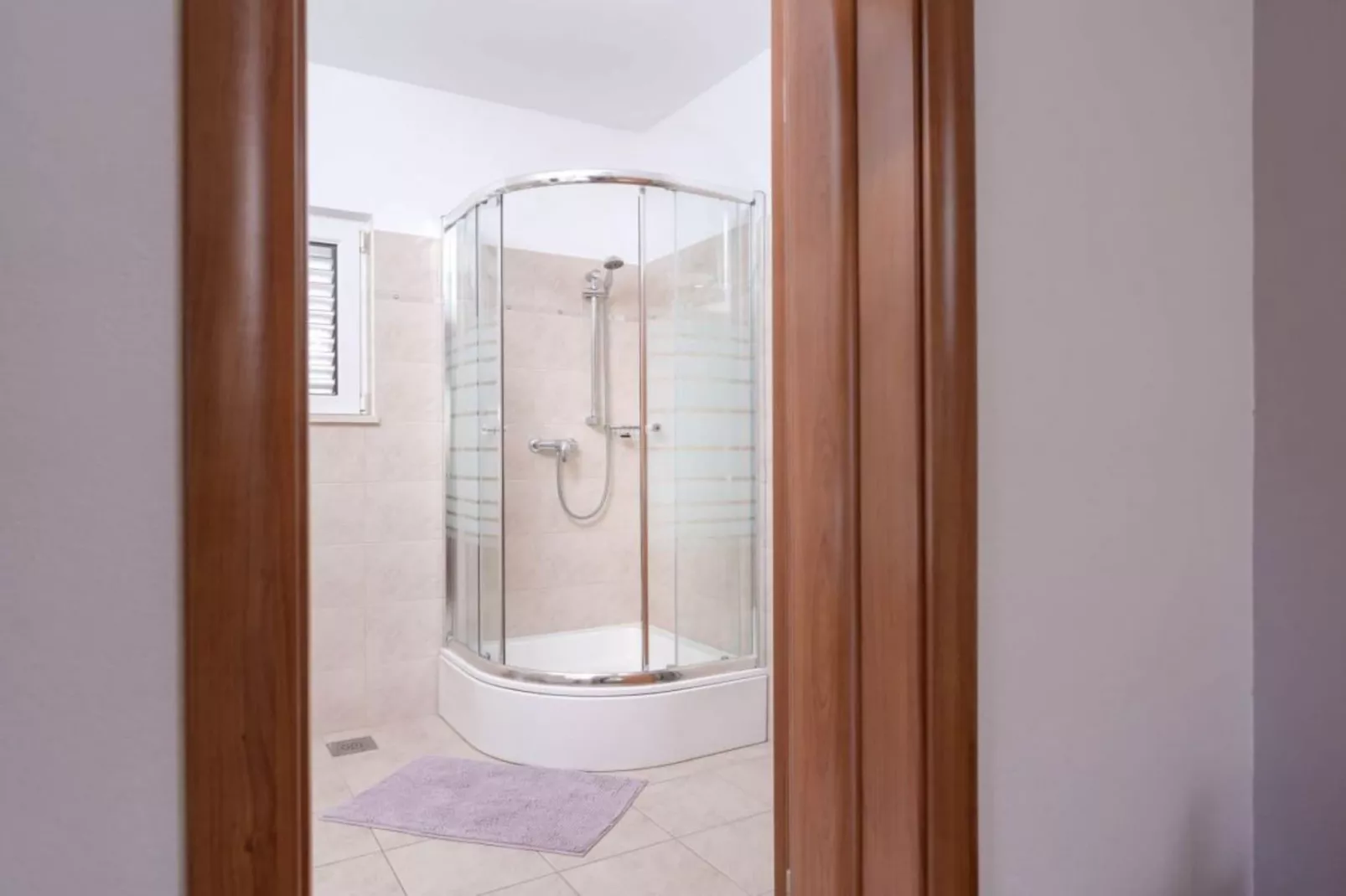 One Bedroom Apartment with Balcony and Sea View 2-Badkamer