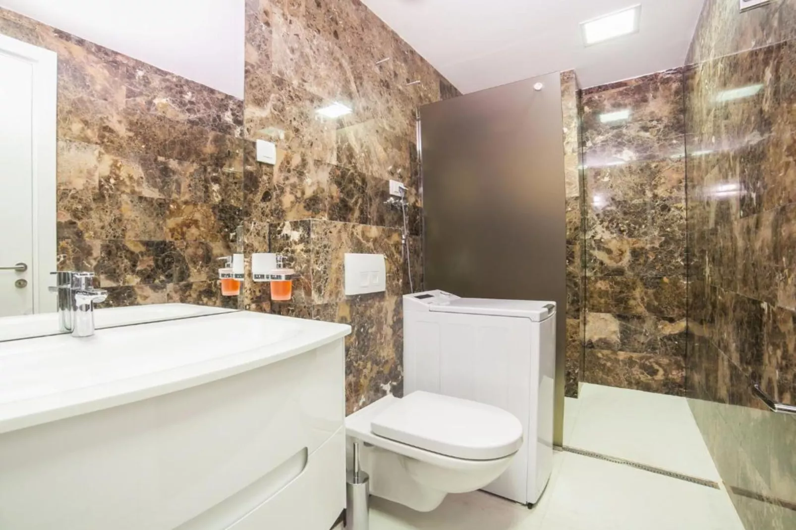 Exclusive Budva Stay Steps From the Beach - One Bedroom Apartment with Balcony-Badkamer