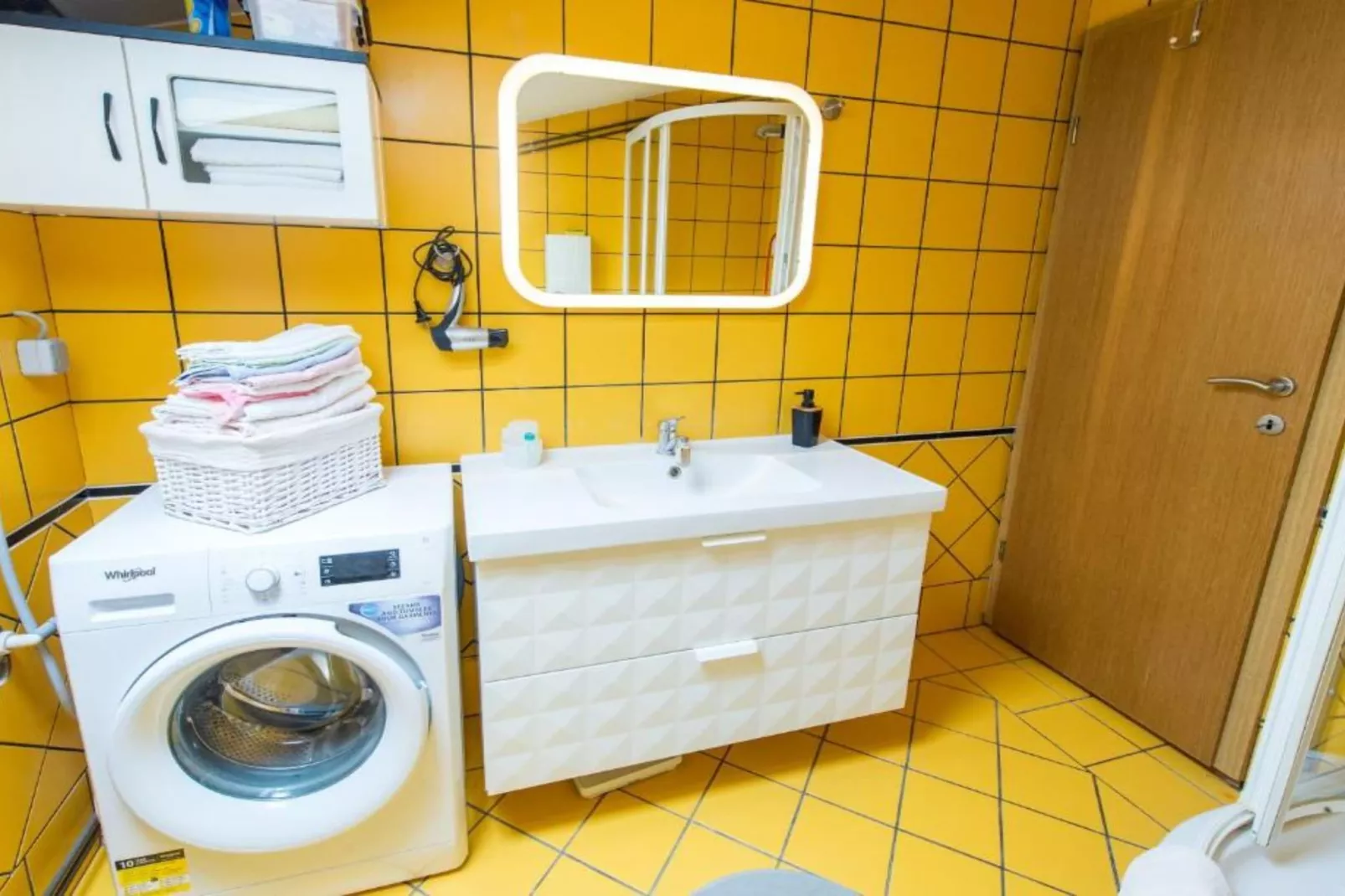 Two-Bedroom Apartment With Lake View-Badkamer