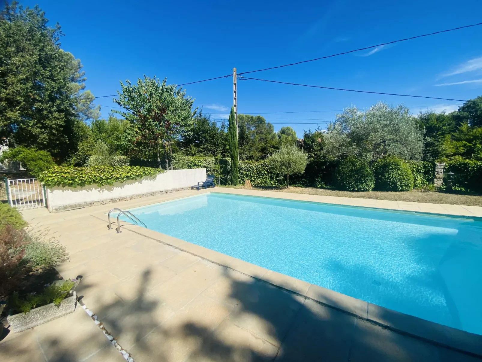 Les Pierres Fleuries-Buiten